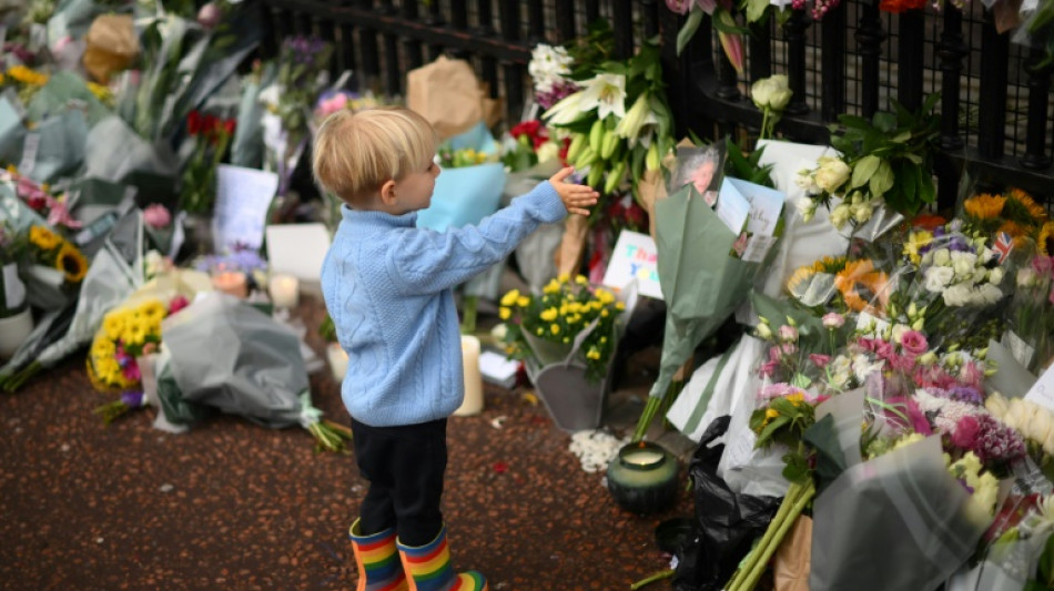 "Merci, belle reine": à Buckingham et Windsor, une nation en deuil se recueille