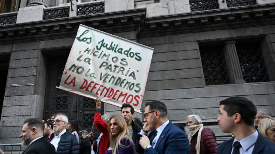 El Congreso argentino debate si revierte el veto de Milei a un aumento de las jubilaciones