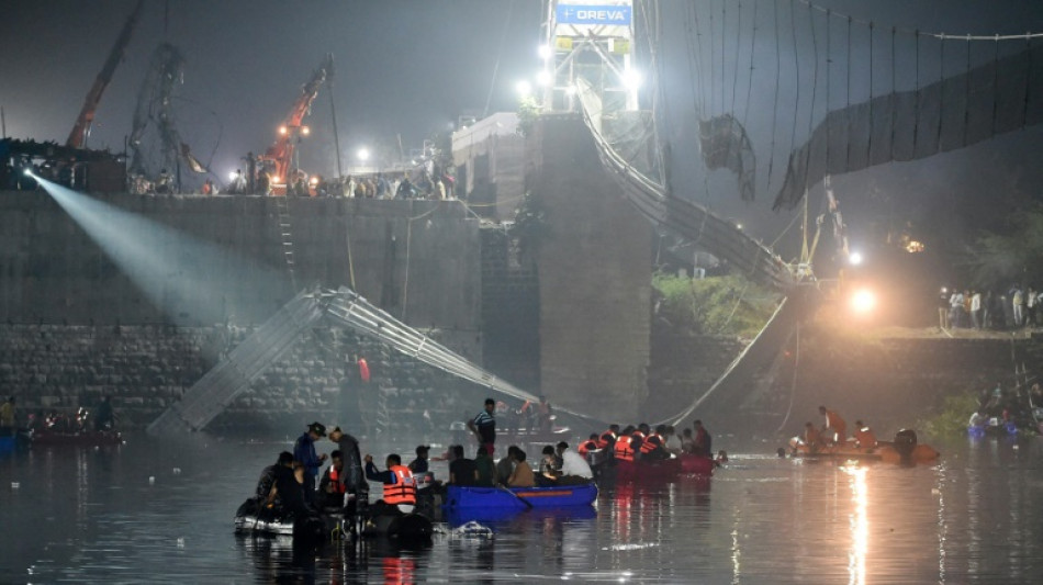 Un pont suspendu s'effondre en Inde : le bilan s'alourdit à 120 morts