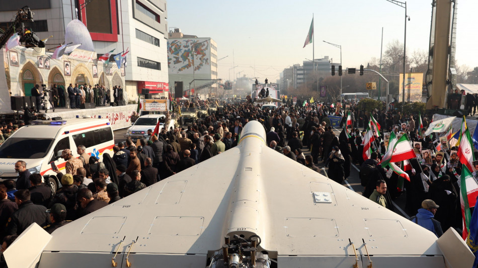 Migliaia di guardie rivoluzionarie sfilano a Teheran