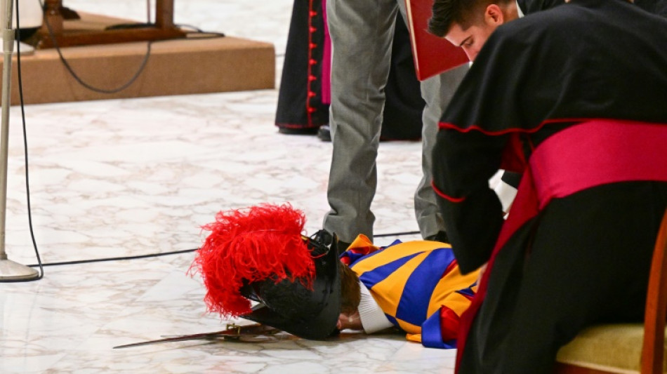 Un garde suisse s'évanouit brièvement sous les yeux du pape