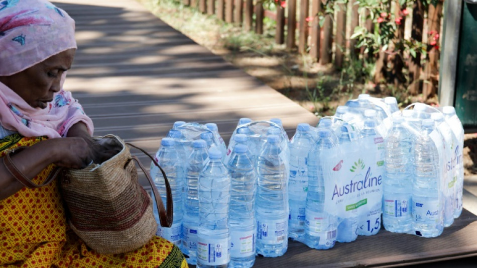 Crise de l'eau à Mayotte: la distribution des bouteilles étendue à toute la population 