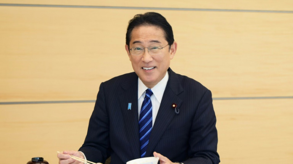 En un video, el primer ministro japonés come pescado de Fukushima, "seguro y delicioso"