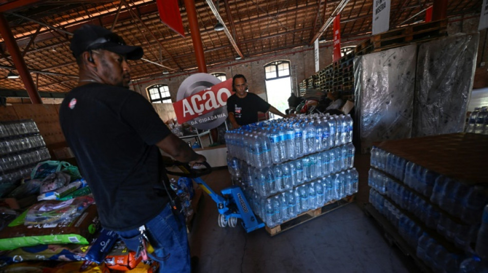 Inondations: l'élan de solidarité des Brésiliens, par-delà les divisions