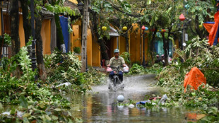 Le typhon Noru touche terre au Vietnam