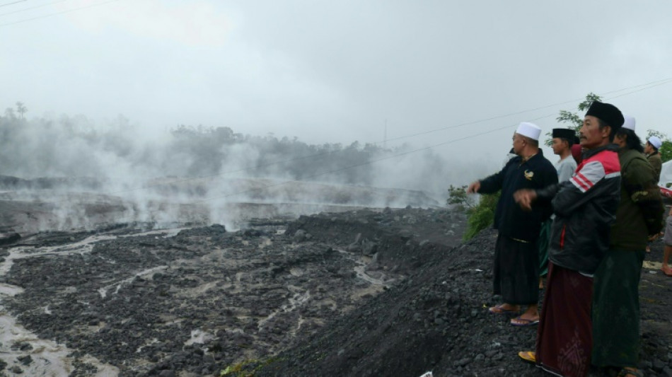 Indonésie: le volcan Semeru en éruption, près de 2.000 personnes évacuées