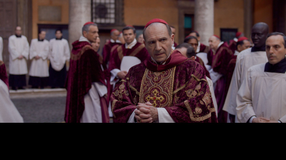 Il Conclave da Oscar di Ralph Fiennes