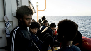 Desesperación entre los migrantes rescatados que esperan desembarcar en Italia