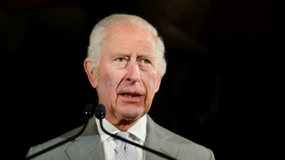 Charles III apoia atuação da polícia britânica ante distúrbios