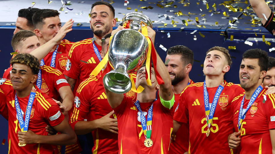 Euro 2024: festa Spagna, Morata alza trofeo davanti a Re Felipe